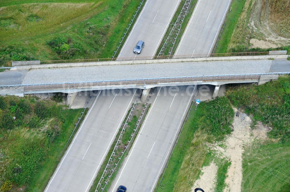 Köthnitz von oben - Bauwerke und Streckenführung der BAB Bundesautobahn A9 bei Köthnitz in Thüringen