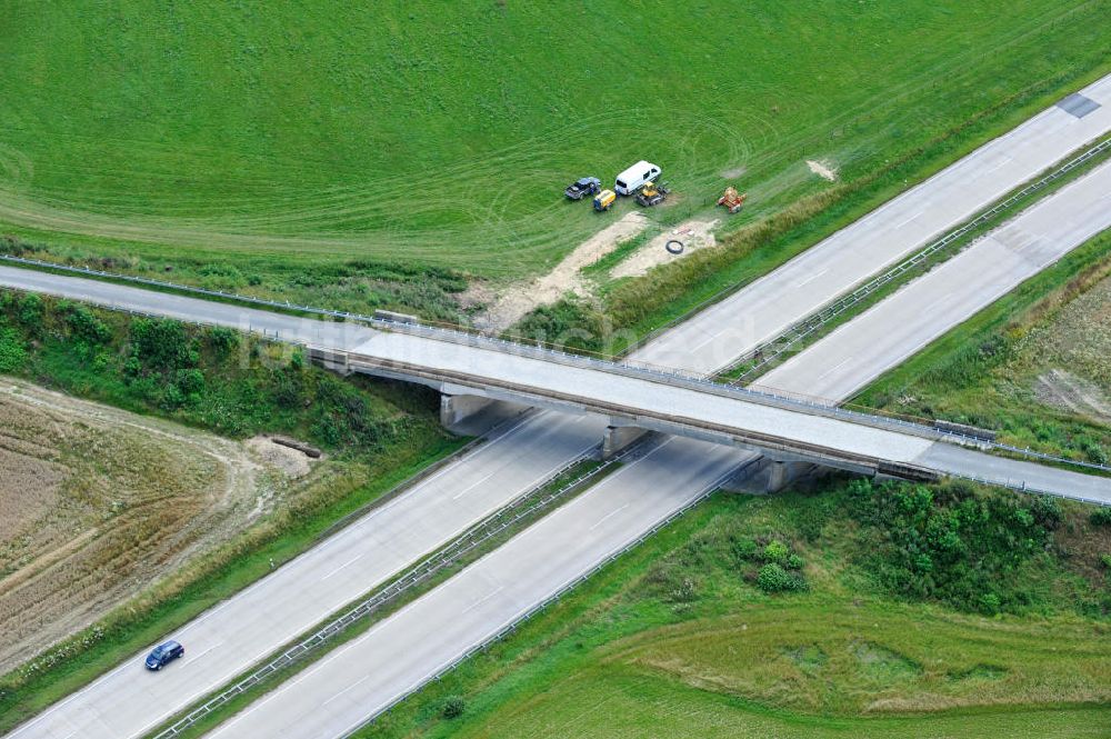 Luftaufnahme Köthnitz - Bauwerke und Streckenführung der BAB Bundesautobahn A9 bei Köthnitz in Thüringen