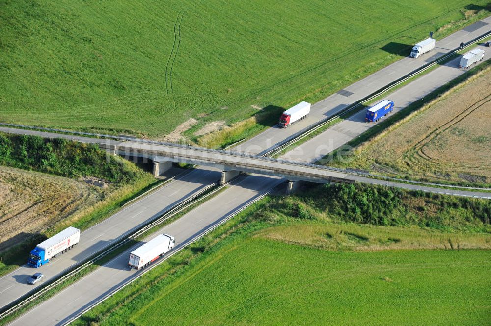 Luftaufnahme Köthnitz - Bauwerke und Streckenführung der BAB Bundesautobahn A9 bei Köthnitz in Thüringen