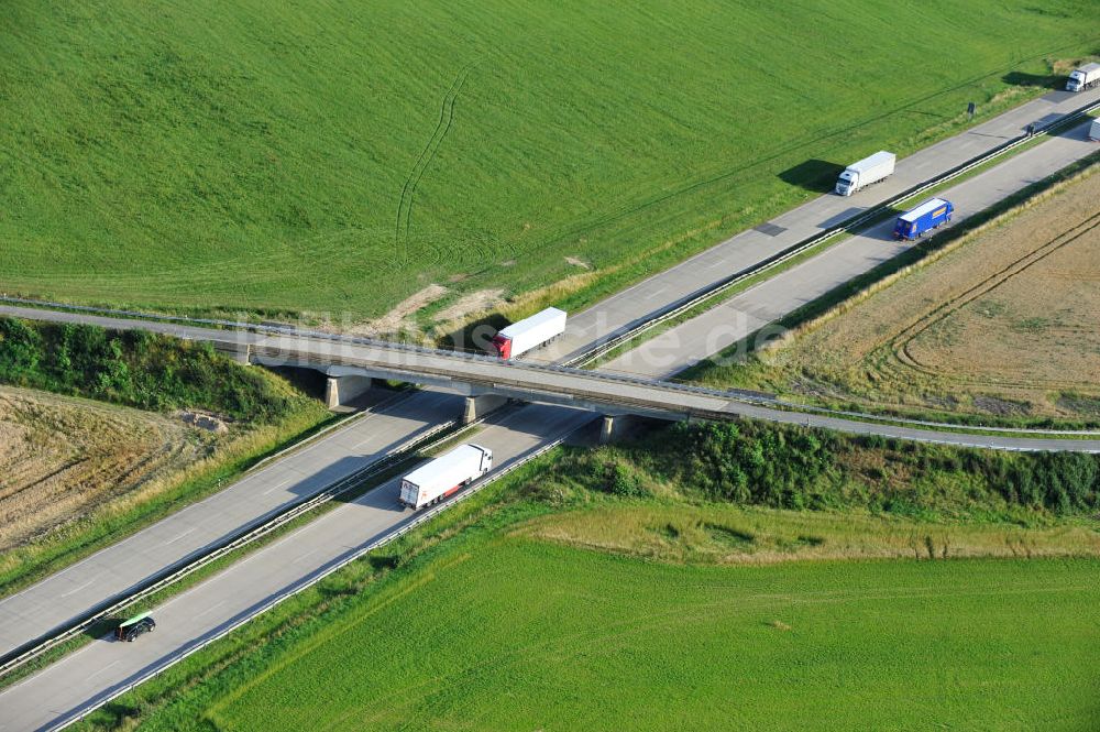 Köthnitz von oben - Bauwerke und Streckenführung der BAB Bundesautobahn A9 bei Köthnitz in Thüringen