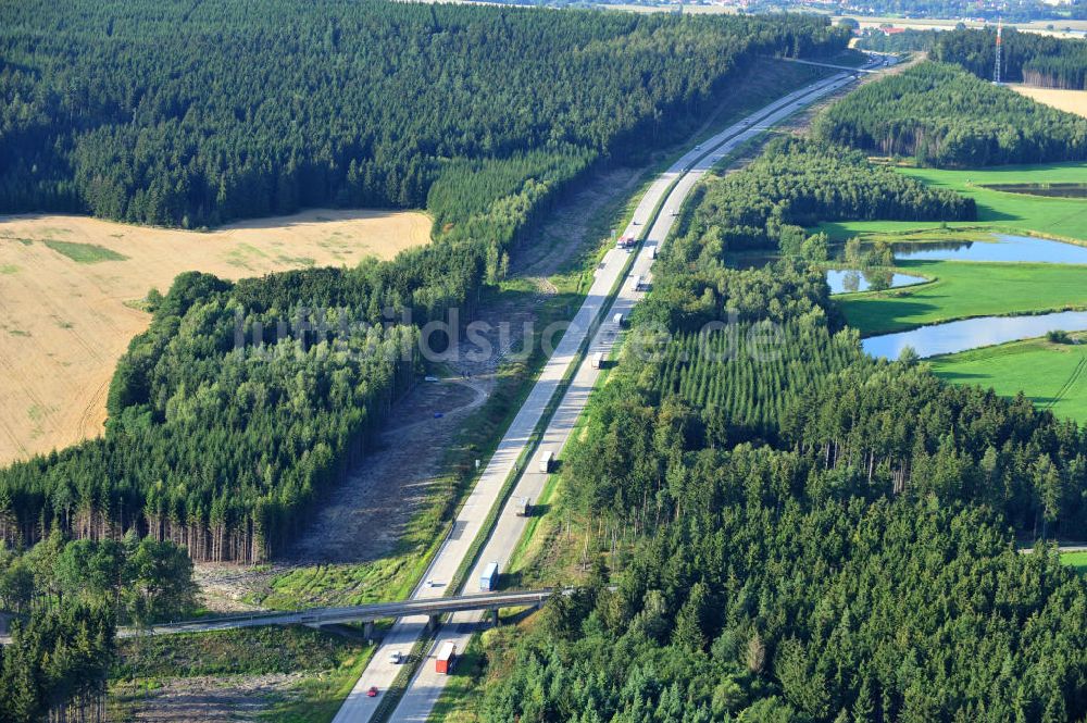 Luftaufnahme Köthnitz - Bauwerke und Streckenführung der BAB Bundesautobahn A9 bei Köthnitz in Thüringen