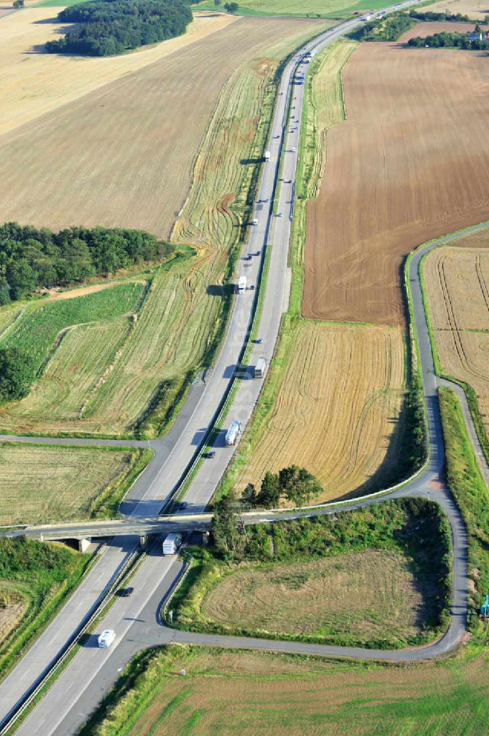 Lemnitz von oben - Bauwerke und Streckenführung der BAB Bundesautobahn A9 bei Lemnitz in Thüringen