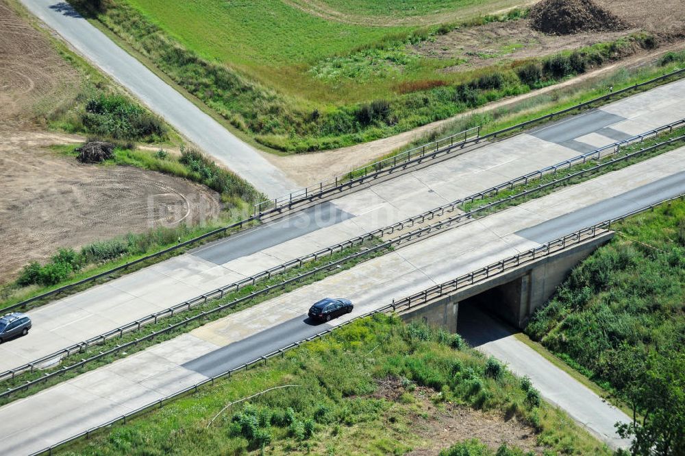 Leubsdorf von oben - Bauwerke und Streckenführung der BAB Bundesautobahn A9 bei Leubsdorf in Thüringen