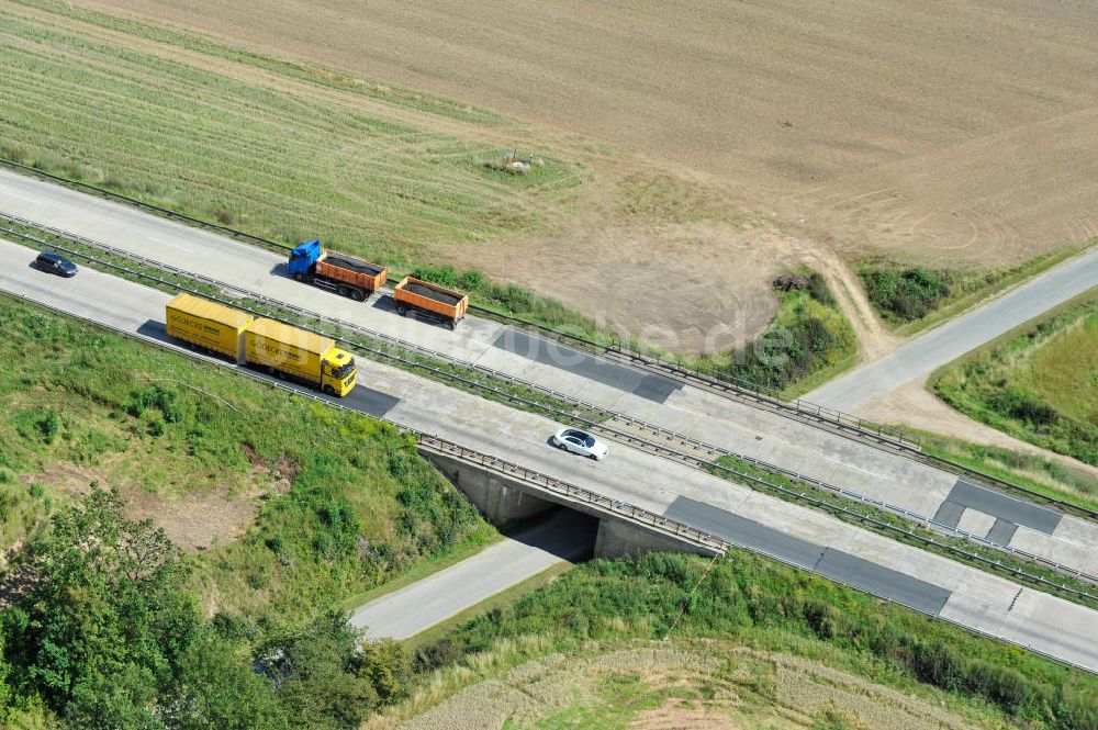 Luftaufnahme Leubsdorf - Bauwerke und Streckenführung der BAB Bundesautobahn A9 bei Leubsdorf in Thüringen