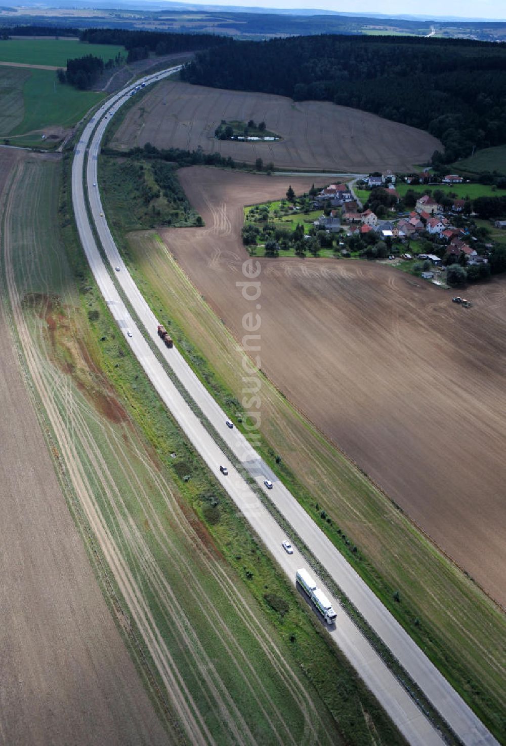 Leubsdorf von oben - Bauwerke und Streckenführung der BAB Bundesautobahn A9 bei Leubsdorf in Thüringen