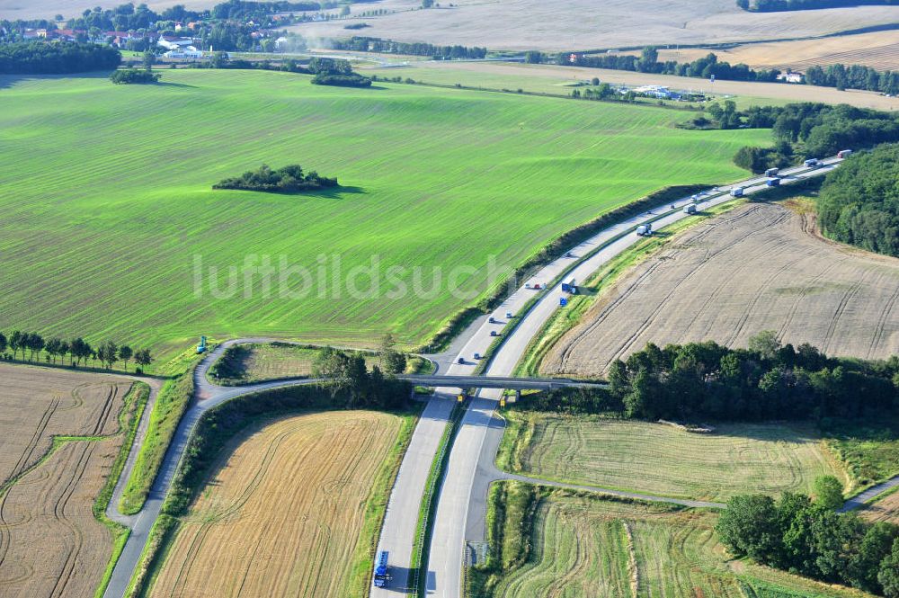 Leubsdorf von oben - Bauwerke und Streckenführung der BAB Bundesautobahn A9 bei Leubsdorf in Thüringen