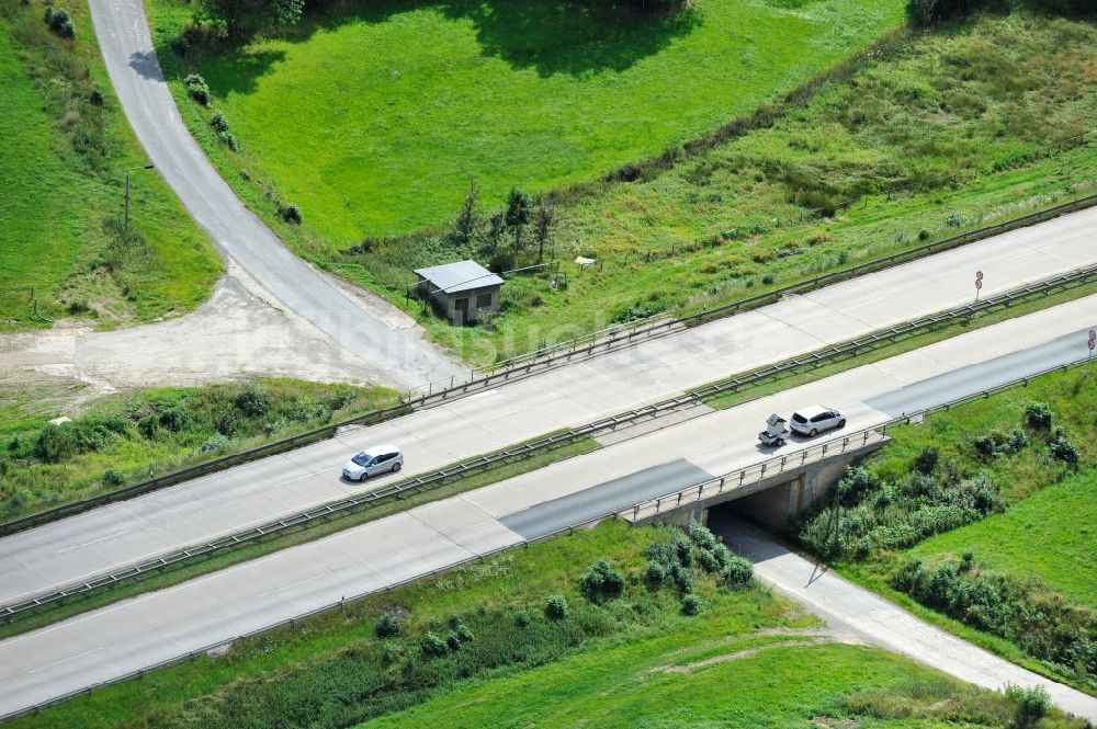 Moßbach von oben - Bauwerke und Streckenführung der BAB Bundesautobahn A9 bei Moßbach in Thüringen