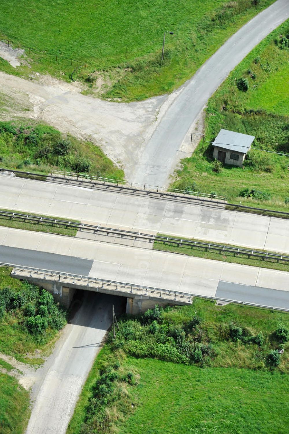 Luftbild Moßbach - Bauwerke und Streckenführung der BAB Bundesautobahn A9 bei Moßbach in Thüringen