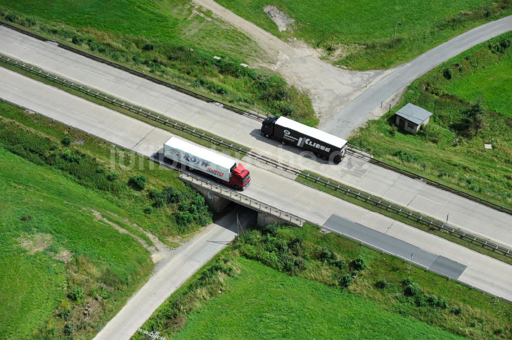 Luftaufnahme Moßbach - Bauwerke und Streckenführung der BAB Bundesautobahn A9 bei Moßbach in Thüringen