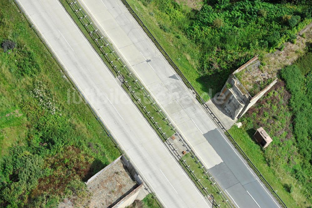 Moßbach von oben - Bauwerke und Streckenführung der BAB Bundesautobahn A9 bei Moßbach in Thüringen