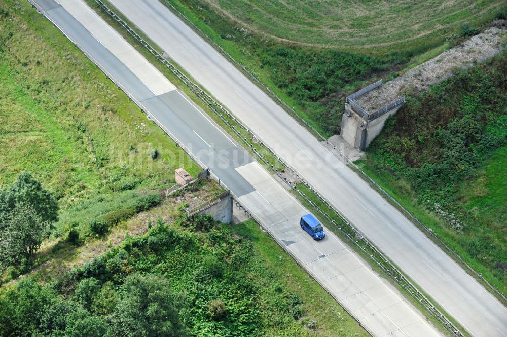 Moßbach von oben - Bauwerke und Streckenführung der BAB Bundesautobahn A9 bei Moßbach in Thüringen