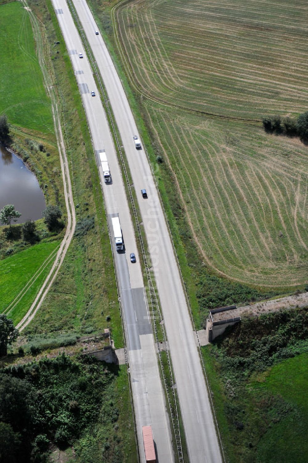 Luftaufnahme Moßbach - Bauwerke und Streckenführung der BAB Bundesautobahn A9 bei Moßbach in Thüringen