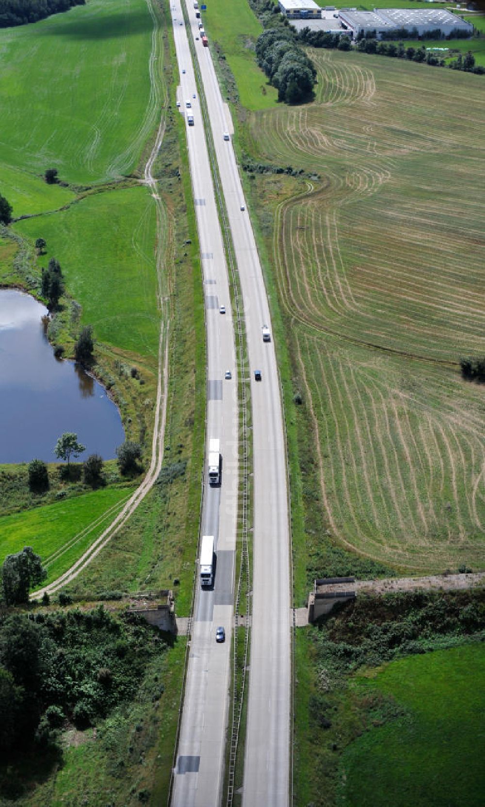 Moßbach von oben - Bauwerke und Streckenführung der BAB Bundesautobahn A9 bei Moßbach in Thüringen