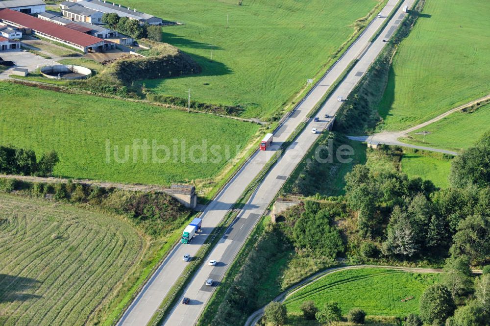 Luftbild Moßbach - Bauwerke und Streckenführung der BAB Bundesautobahn A9 bei Moßbach in Thüringen