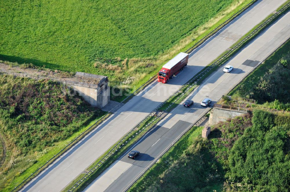 Luftaufnahme Moßbach - Bauwerke und Streckenführung der BAB Bundesautobahn A9 bei Moßbach in Thüringen