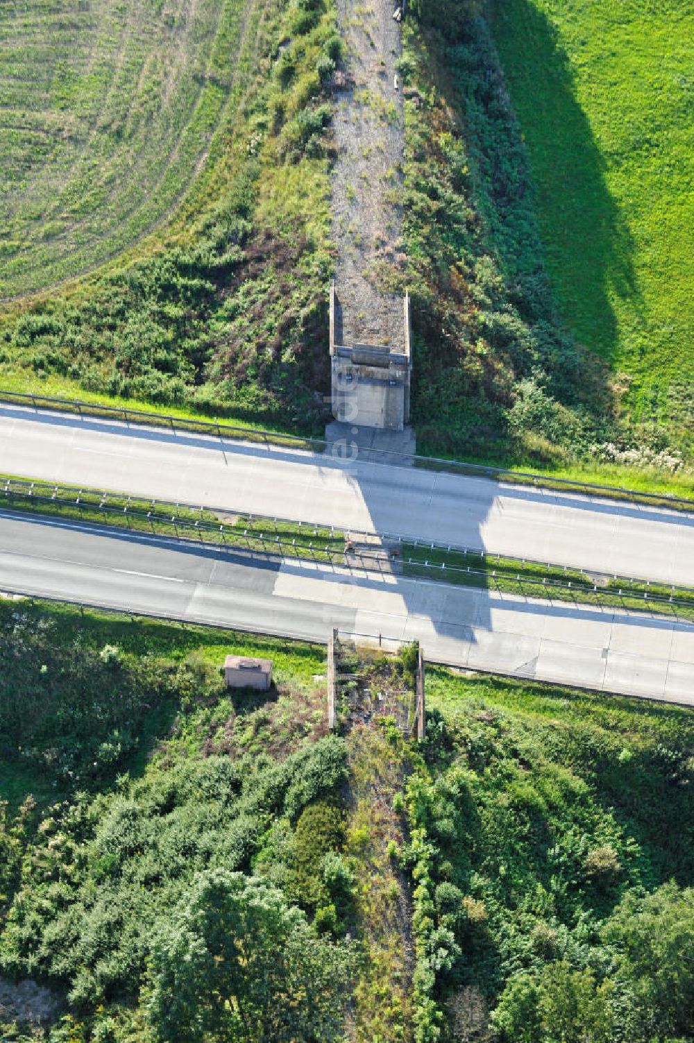 Moßbach von oben - Bauwerke und Streckenführung der BAB Bundesautobahn A9 bei Moßbach in Thüringen