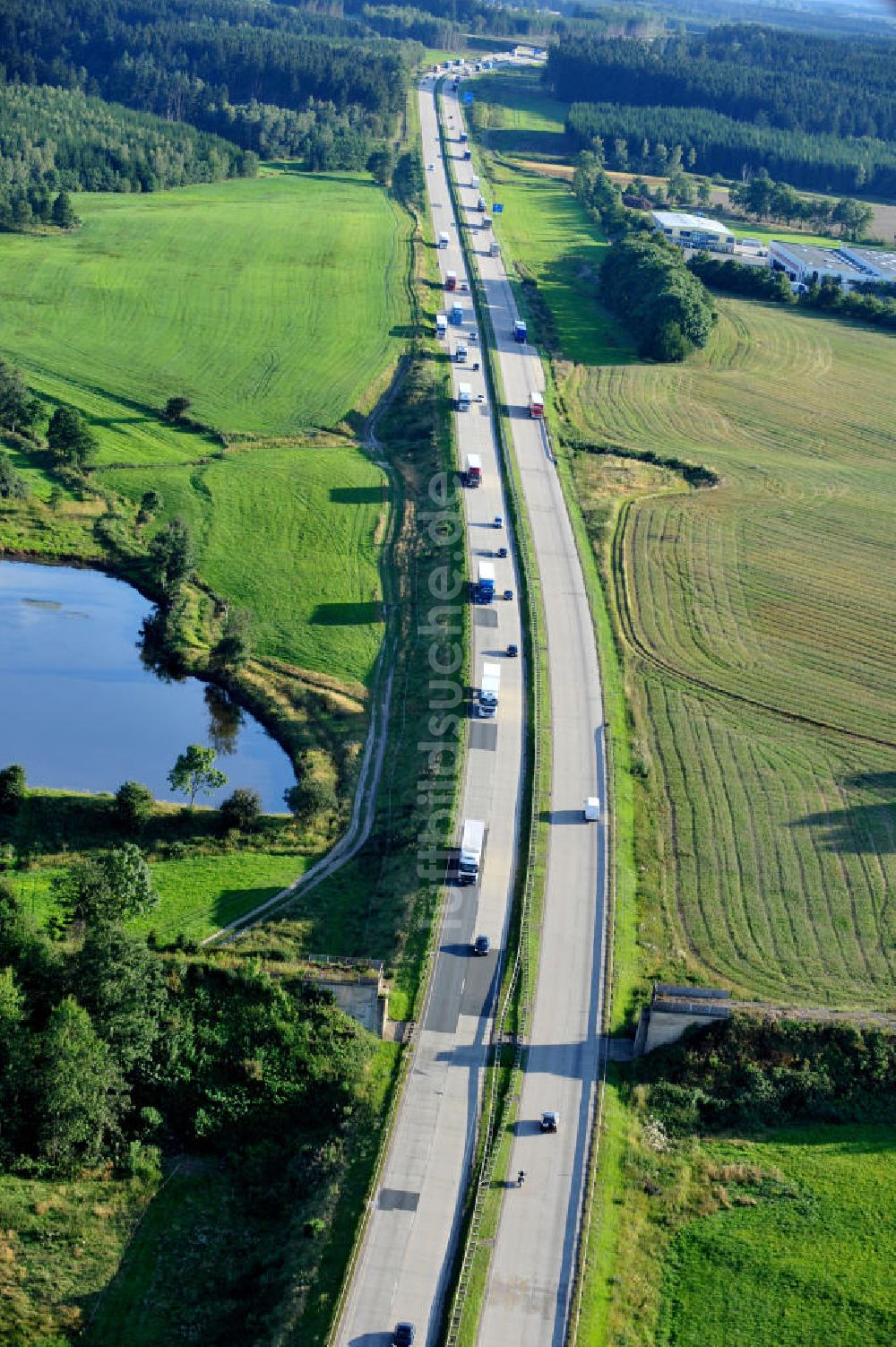 Luftbild Moßbach - Bauwerke und Streckenführung der BAB Bundesautobahn A9 bei Moßbach in Thüringen