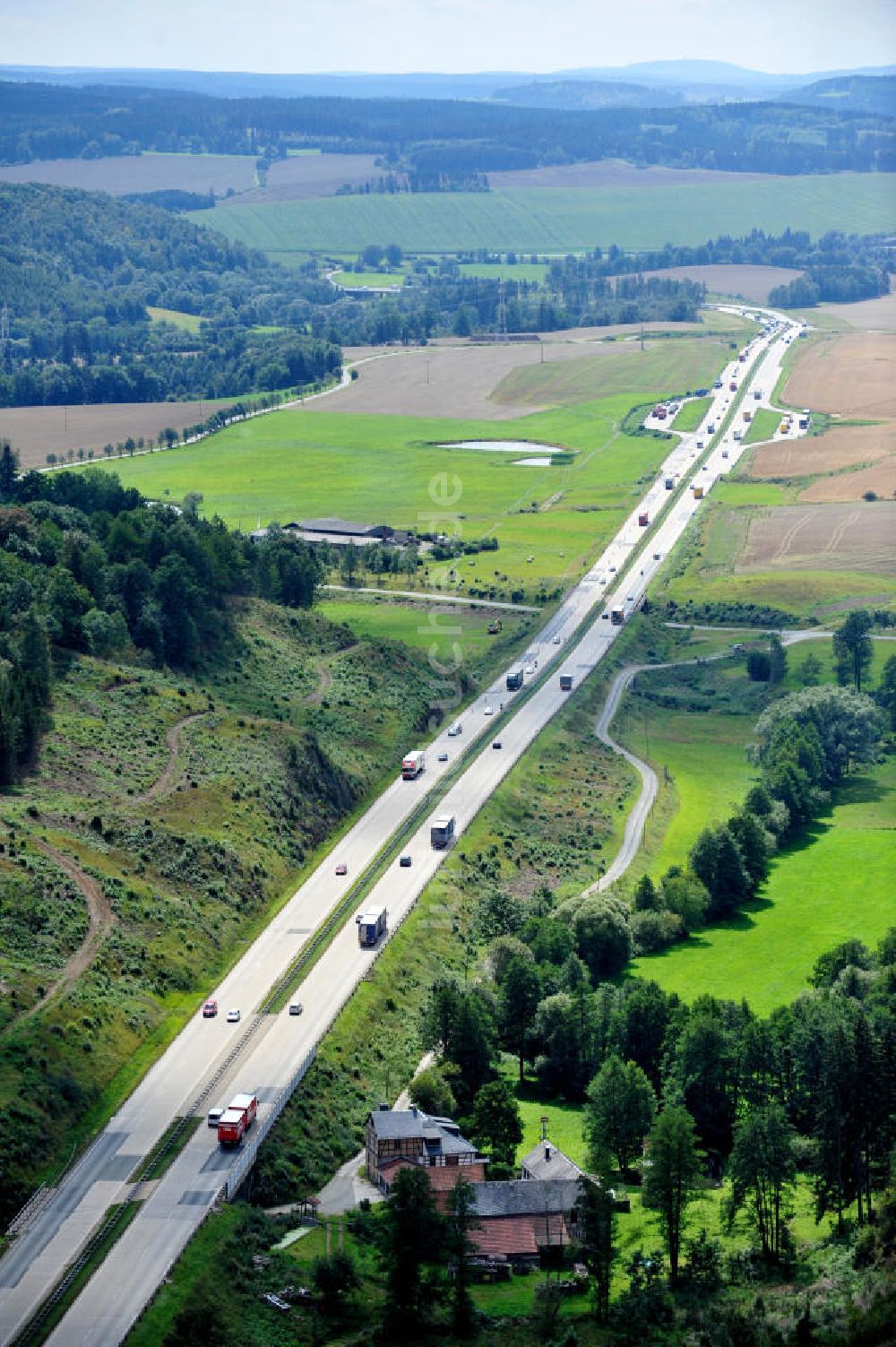 Luftaufnahme Neuendorf - Bauwerke und Streckenführung der BAB Bundesautobahn A9 bei Neundorf in Thüringen