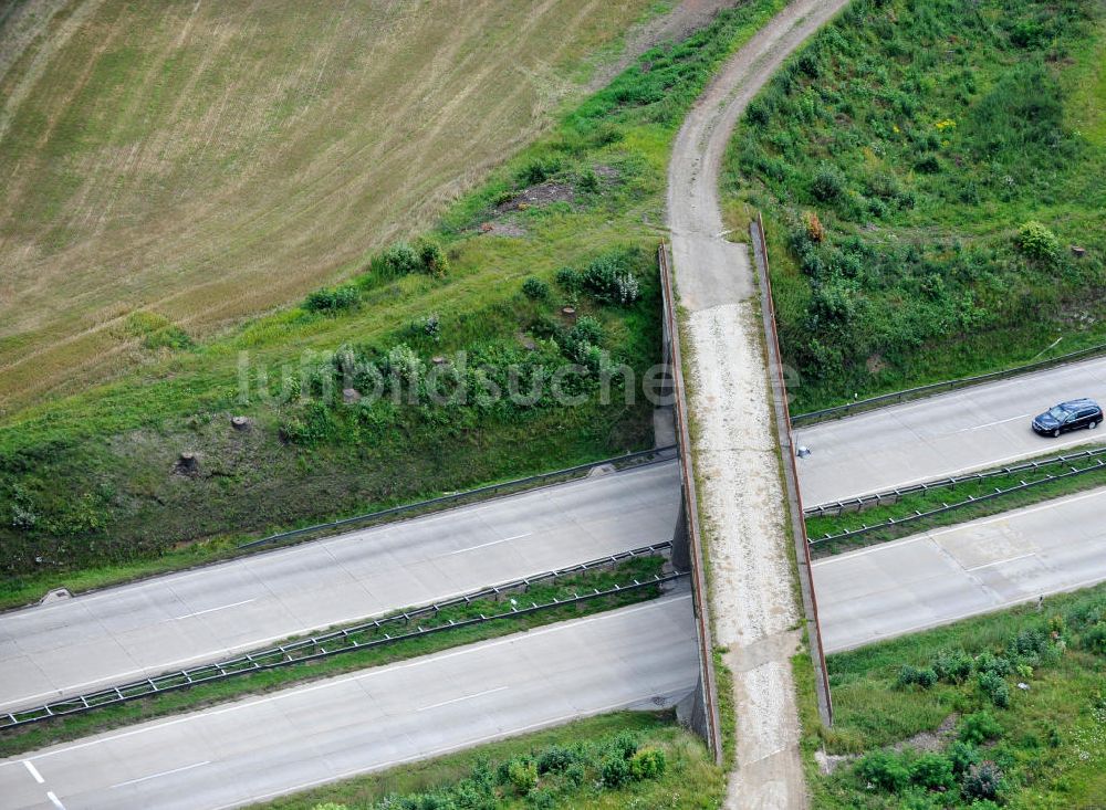 Neuendorf von oben - Bauwerke und Streckenführung der BAB Bundesautobahn A9 bei Neundorf in Thüringen