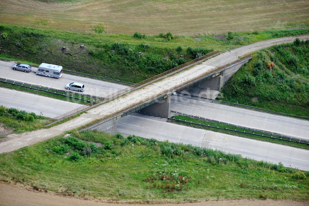 Neuendorf aus der Vogelperspektive: Bauwerke und Streckenführung der BAB Bundesautobahn A9 bei Neundorf in Thüringen