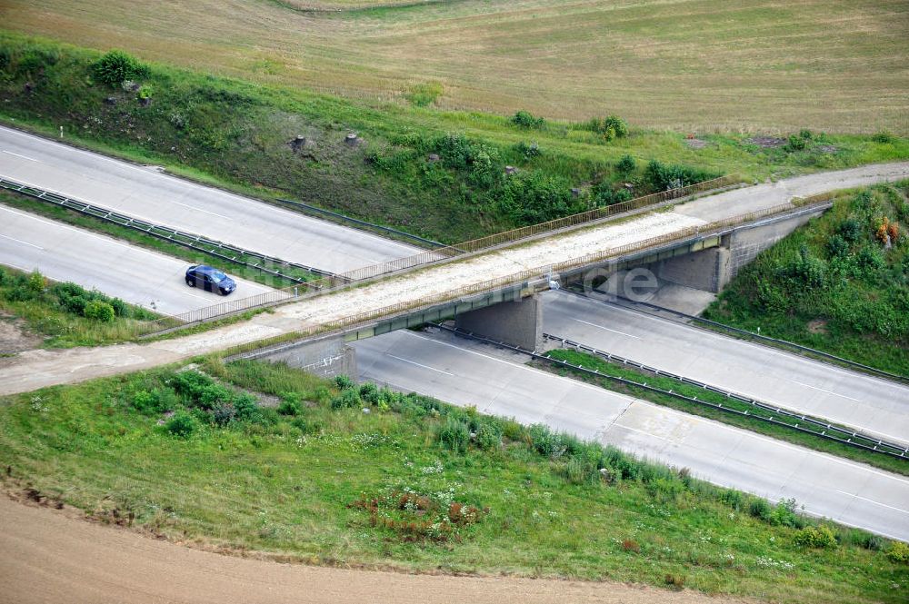 Luftbild Neuendorf - Bauwerke und Streckenführung der BAB Bundesautobahn A9 bei Neundorf in Thüringen