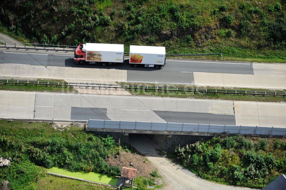 Luftaufnahme Neuendorf - Bauwerke und Streckenführung der BAB Bundesautobahn A9 bei Neundorf in Thüringen