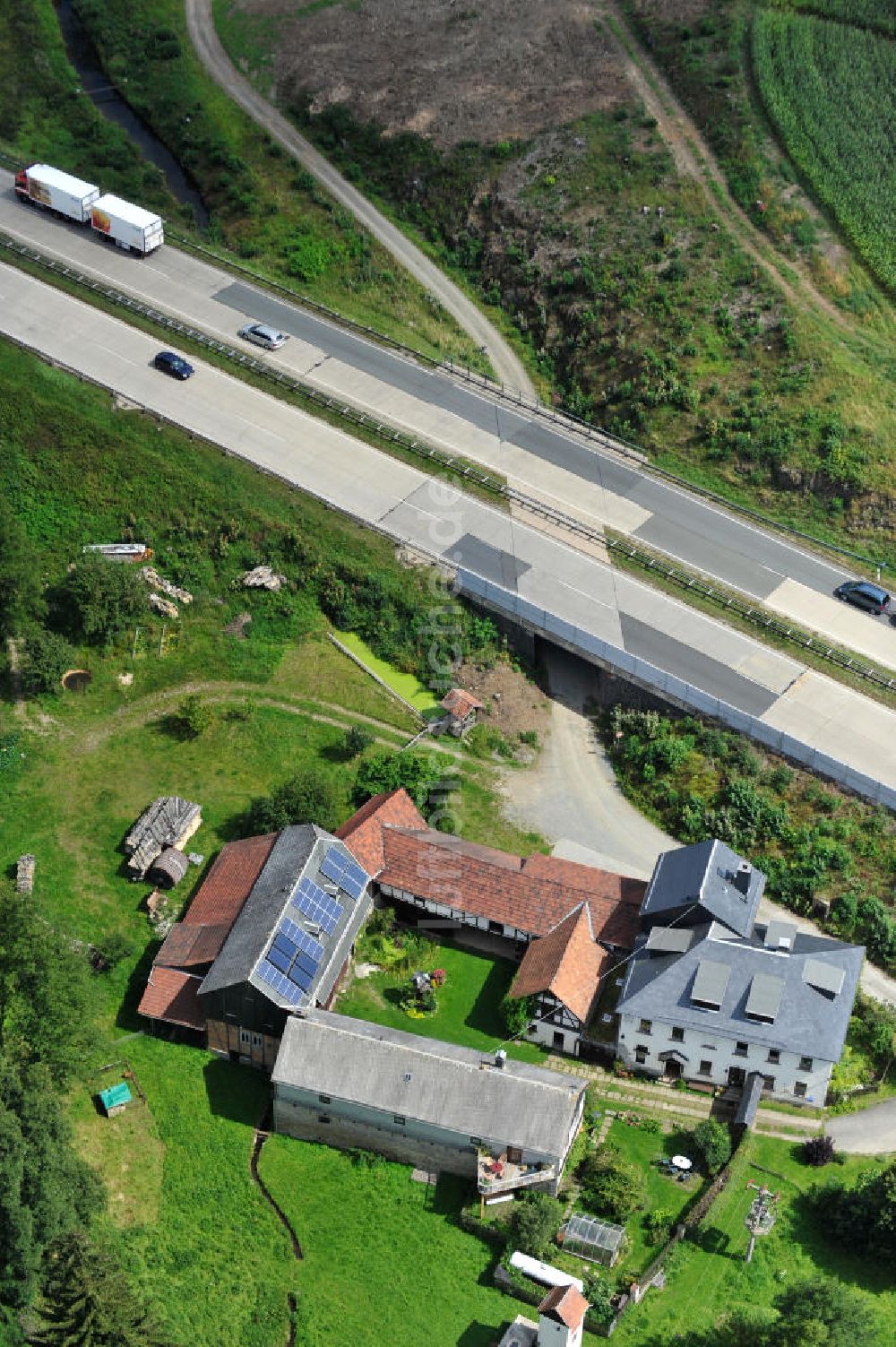 Neuendorf von oben - Bauwerke und Streckenführung der BAB Bundesautobahn A9 bei Neundorf in Thüringen