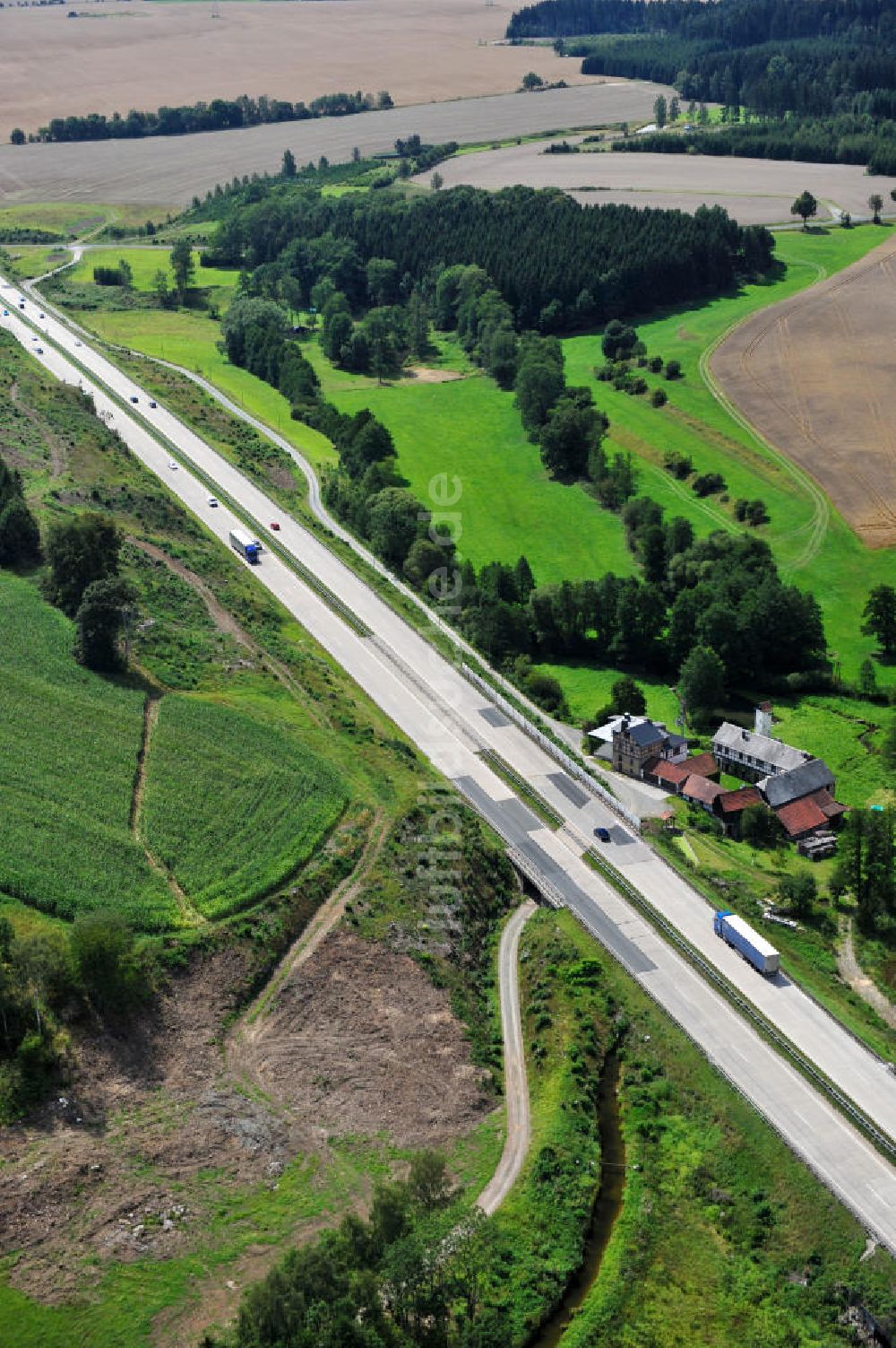 Neuendorf aus der Vogelperspektive: Bauwerke und Streckenführung der BAB Bundesautobahn A9 bei Neundorf in Thüringen