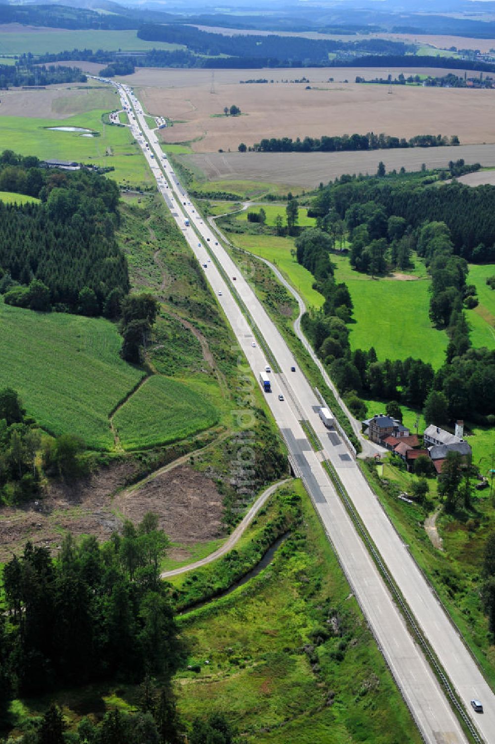 Luftbild Neuendorf - Bauwerke und Streckenführung der BAB Bundesautobahn A9 bei Neundorf in Thüringen