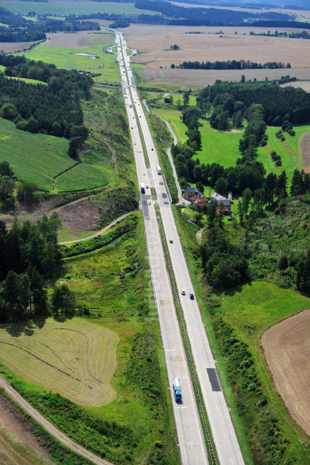 Luftaufnahme Neuendorf - Bauwerke und Streckenführung der BAB Bundesautobahn A9 bei Neundorf in Thüringen