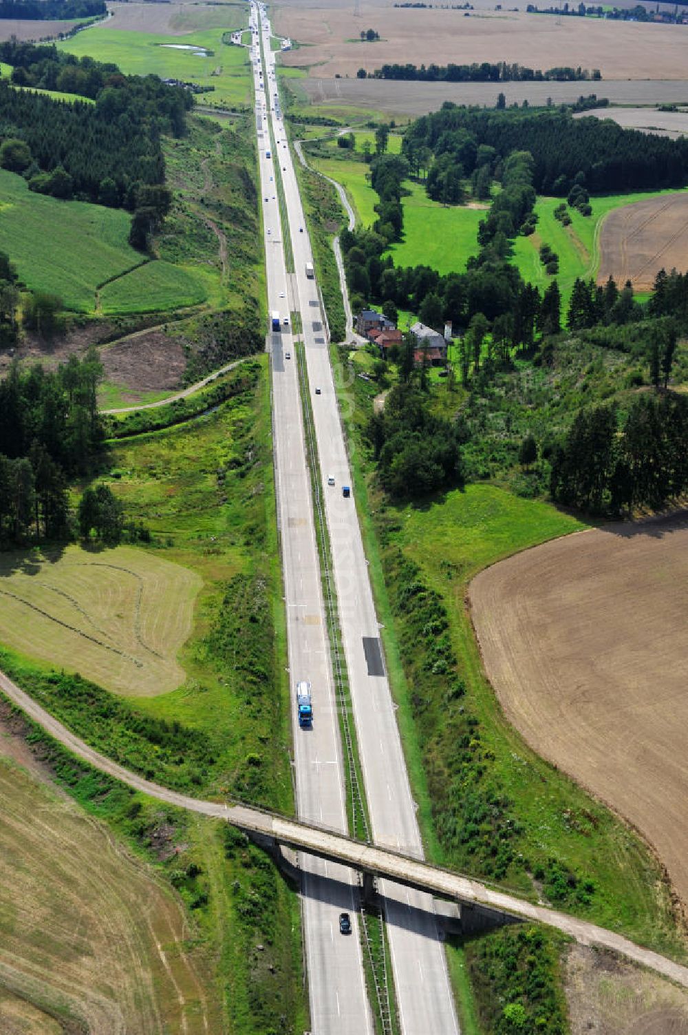 Neuendorf von oben - Bauwerke und Streckenführung der BAB Bundesautobahn A9 bei Neundorf in Thüringen