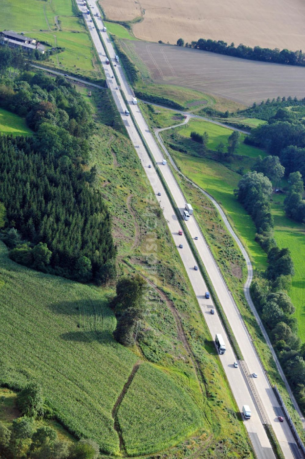 Luftbild Neuendorf - Bauwerke und Streckenführung der BAB Bundesautobahn A9 bei Neundorf in Thüringen