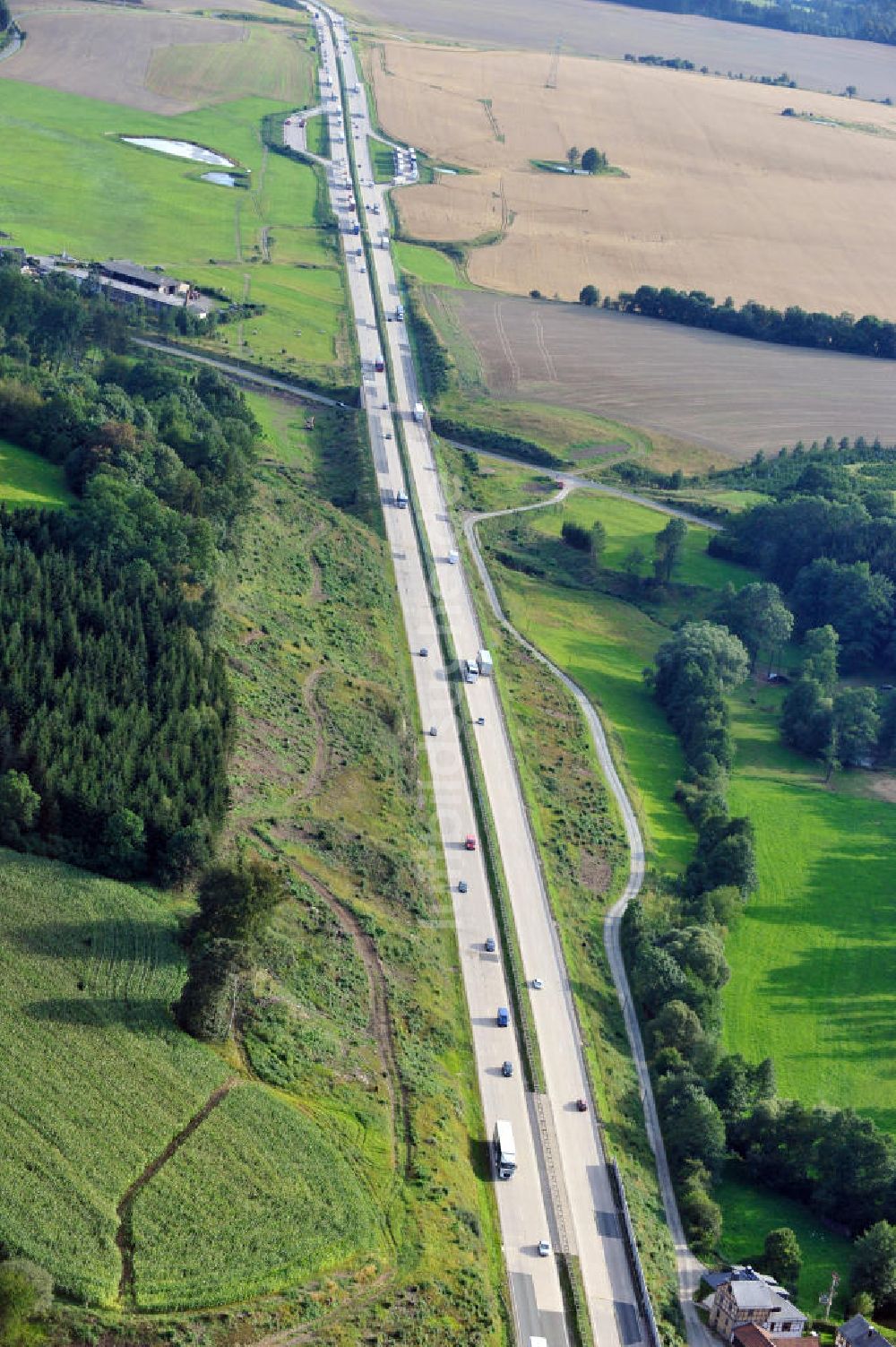 Luftaufnahme Neuendorf - Bauwerke und Streckenführung der BAB Bundesautobahn A9 bei Neundorf in Thüringen