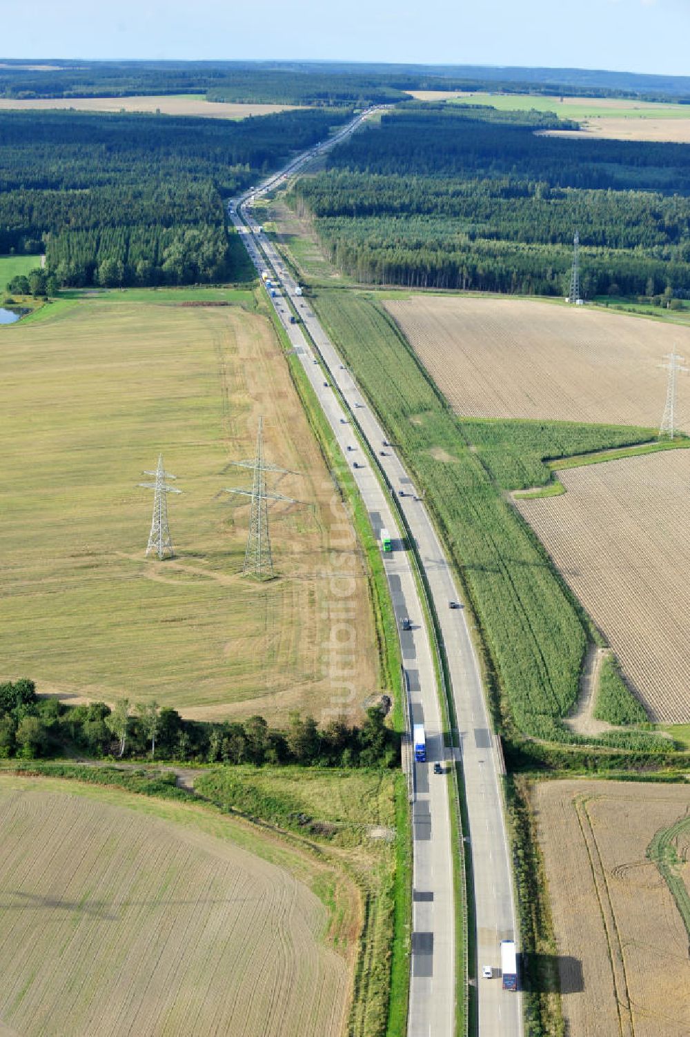 Neuendorf von oben - Bauwerke und Streckenführung der BAB Bundesautobahn A9 bei Neundorf in Thüringen