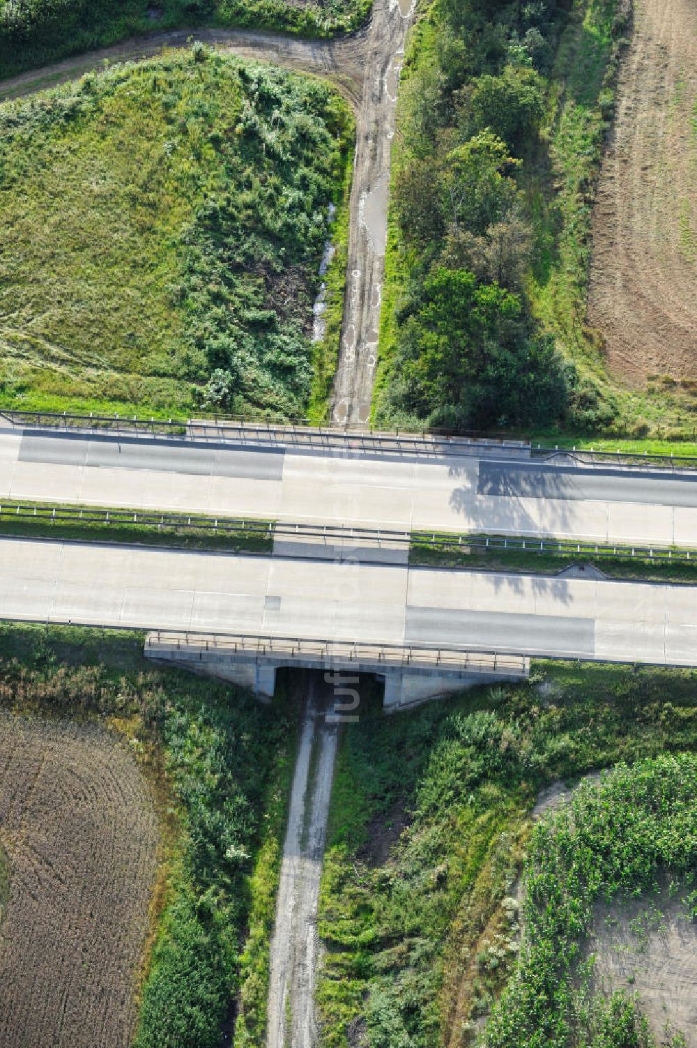 Luftaufnahme Neuendorf - Bauwerke und Streckenführung der BAB Bundesautobahn A9 bei Neundorf in Thüringen