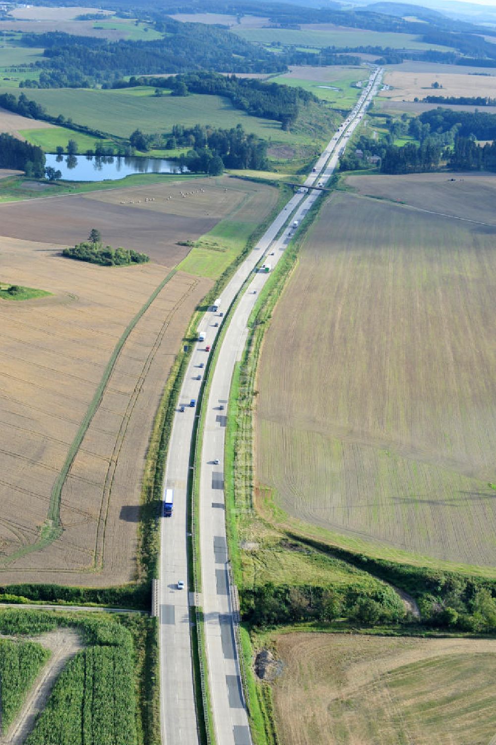 Neuendorf von oben - Bauwerke und Streckenführung der BAB Bundesautobahn A9 bei Neundorf in Thüringen