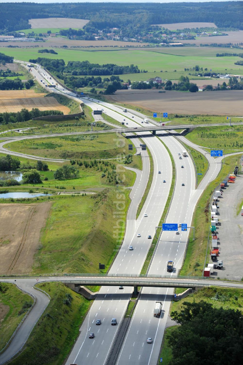 Luftaufnahme Oberpöllnitz - Bauwerke und Streckenführung der BAB Bundesautobahn A9 bei Oberpöllnitz in Thüringen