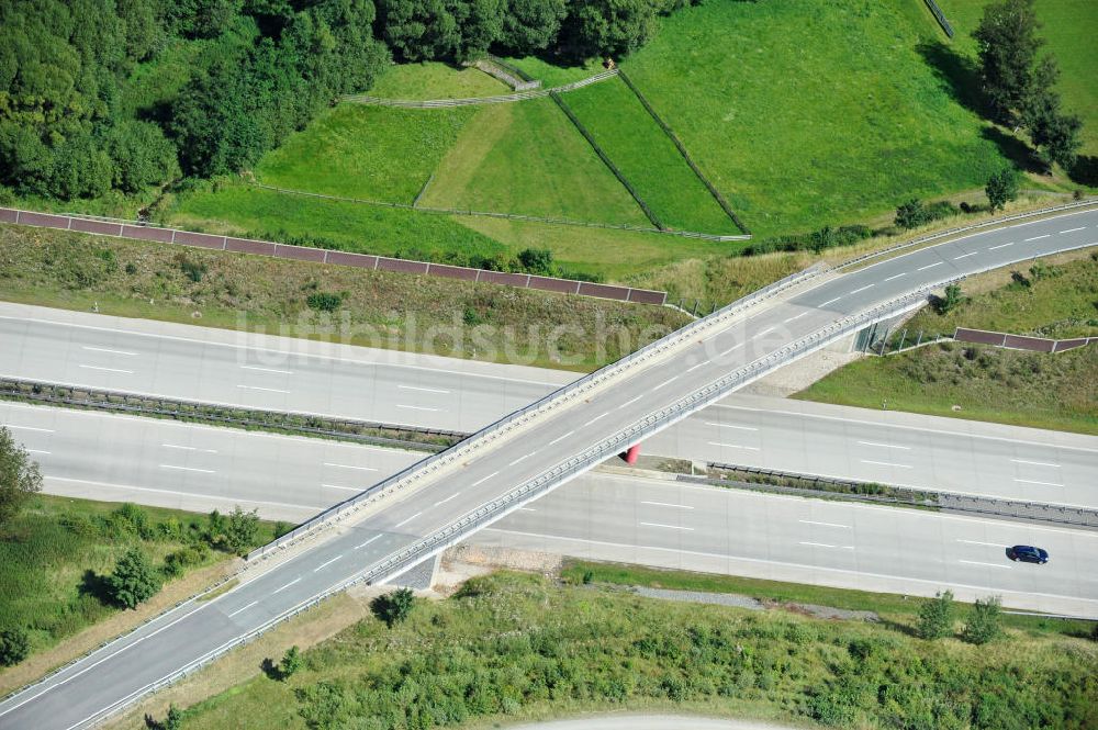 Oschitz aus der Vogelperspektive: Bauwerke und Streckenführung der BAB Bundesautobahn A9 bei Oschitz in Thüringen