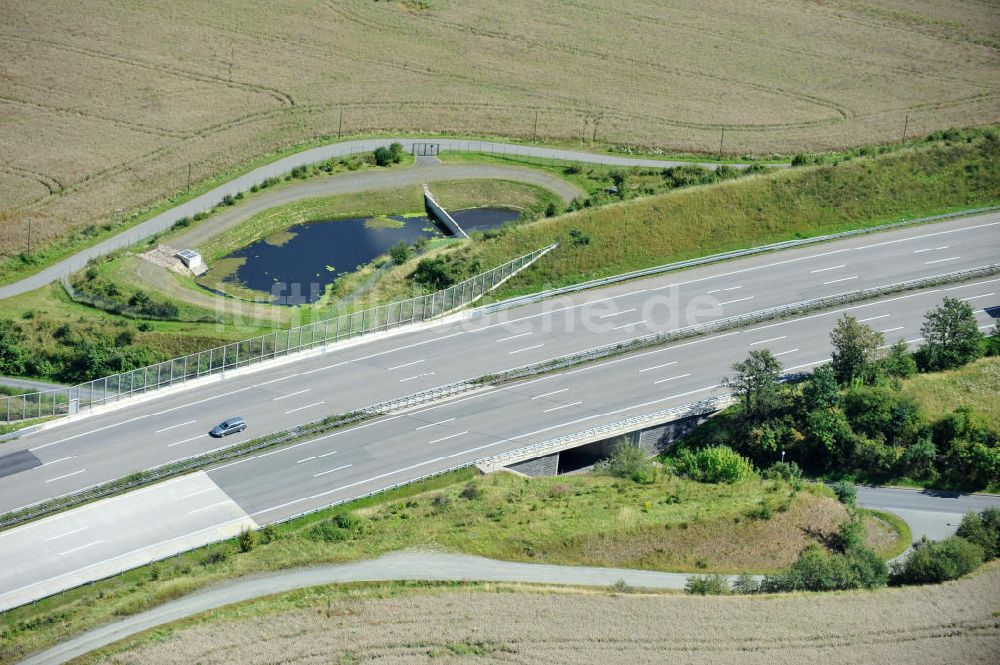 Luftaufnahme Oschitz - Bauwerke und Streckenführung der BAB Bundesautobahn A9 bei Oschitz in Thüringen