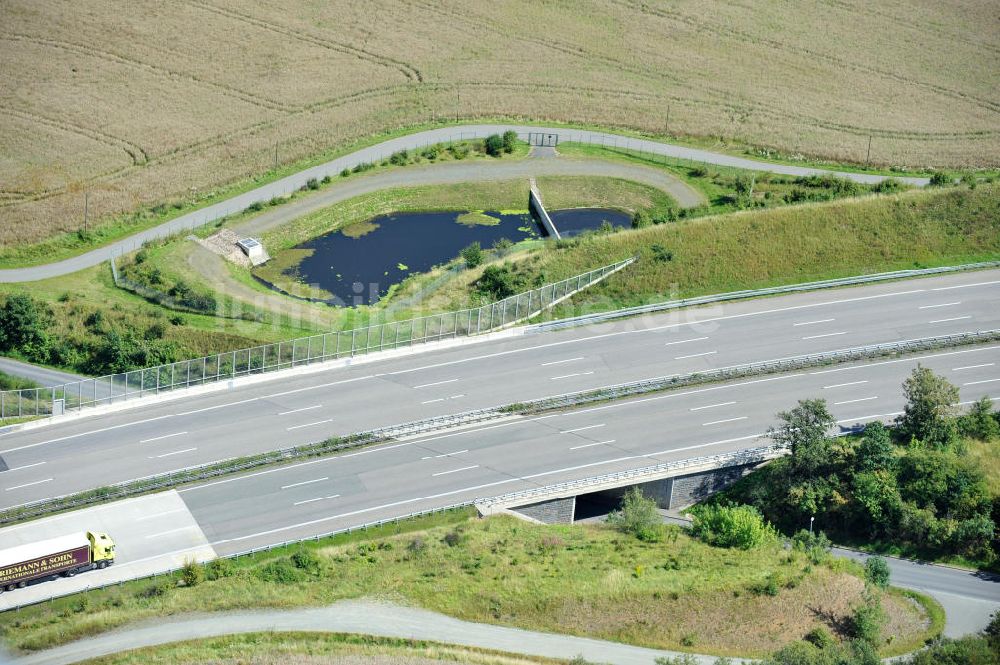 Oschitz von oben - Bauwerke und Streckenführung der BAB Bundesautobahn A9 bei Oschitz in Thüringen