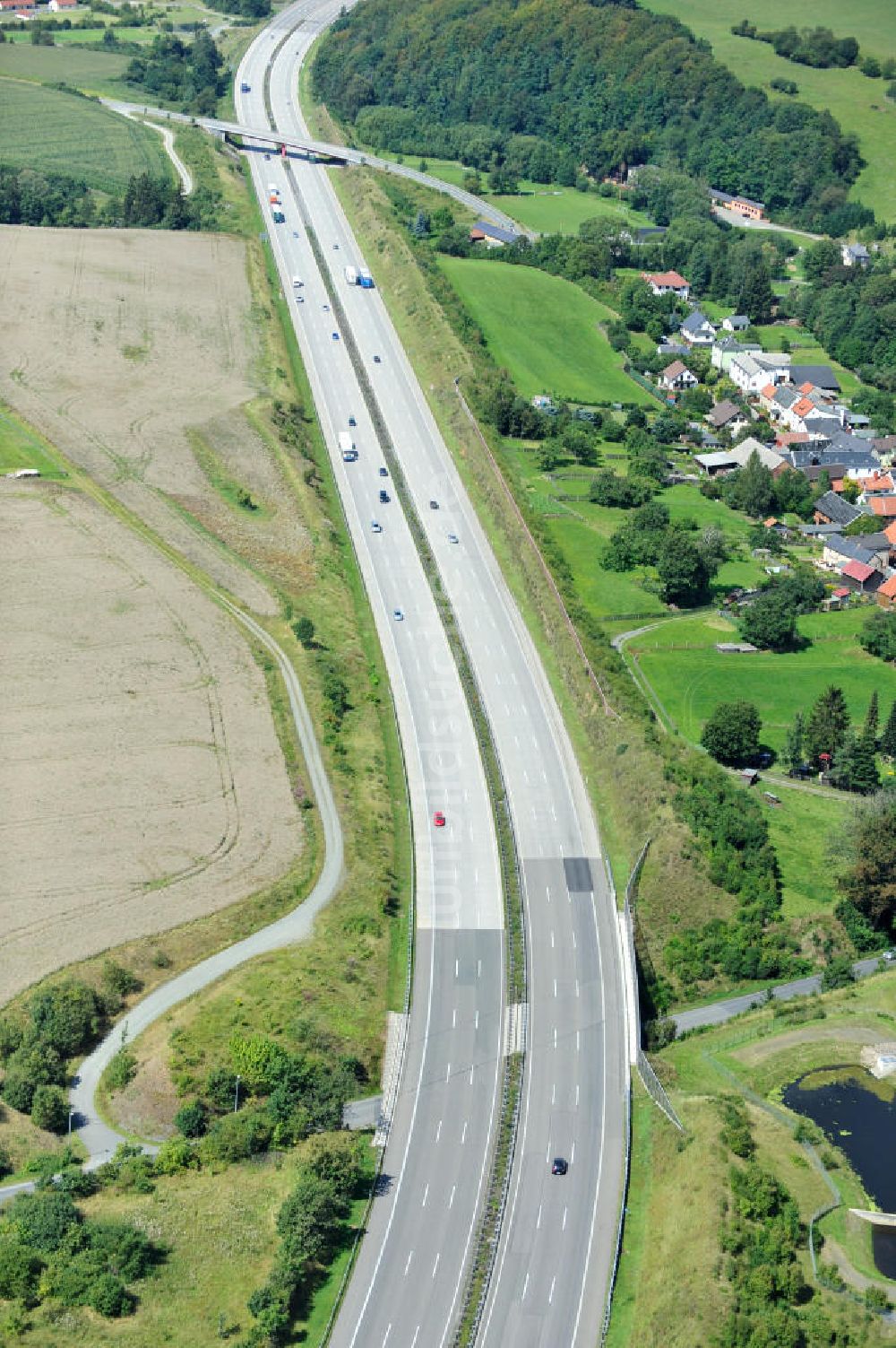 Oschitz von oben - Bauwerke und Streckenführung der BAB Bundesautobahn A9 bei Oschitz in Thüringen