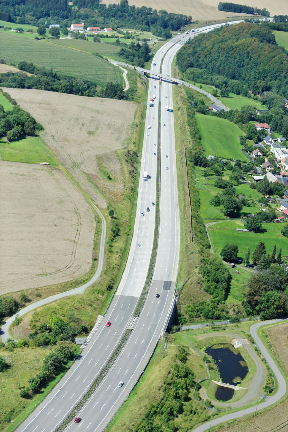 Oschitz aus der Vogelperspektive: Bauwerke und Streckenführung der BAB Bundesautobahn A9 bei Oschitz in Thüringen