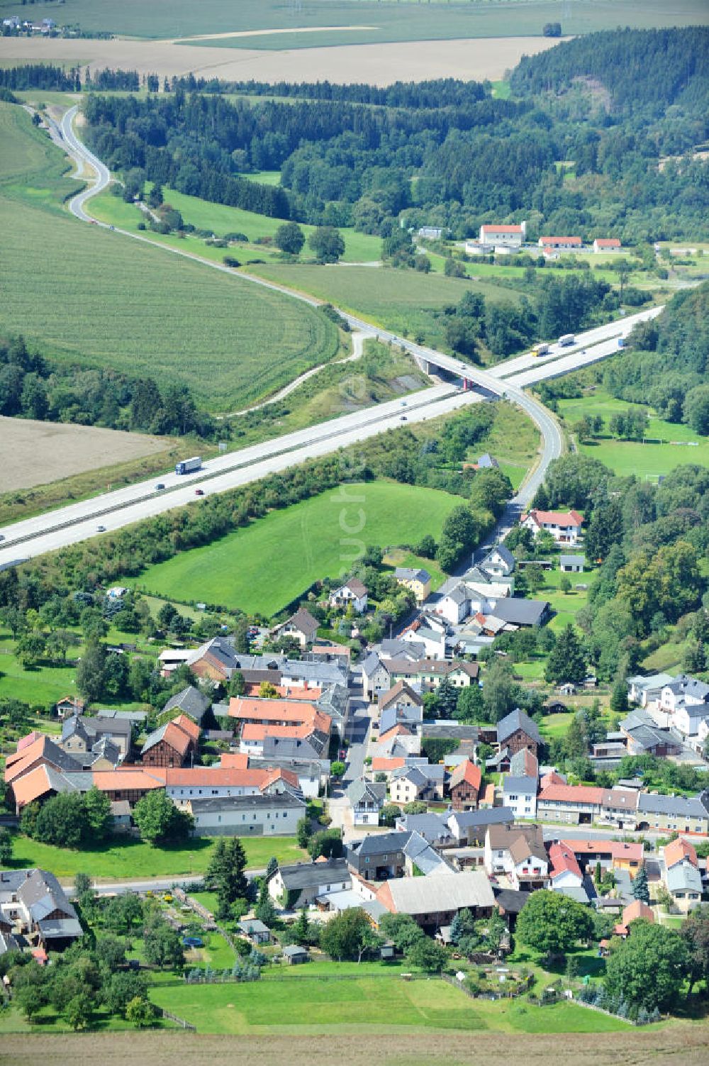 Luftbild Oschitz - Bauwerke und Streckenführung der BAB Bundesautobahn A9 bei Oschitz in Thüringen