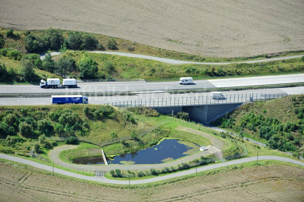 Luftaufnahme Oschitz - Bauwerke und Streckenführung der BAB Bundesautobahn A9 bei Oschitz in Thüringen