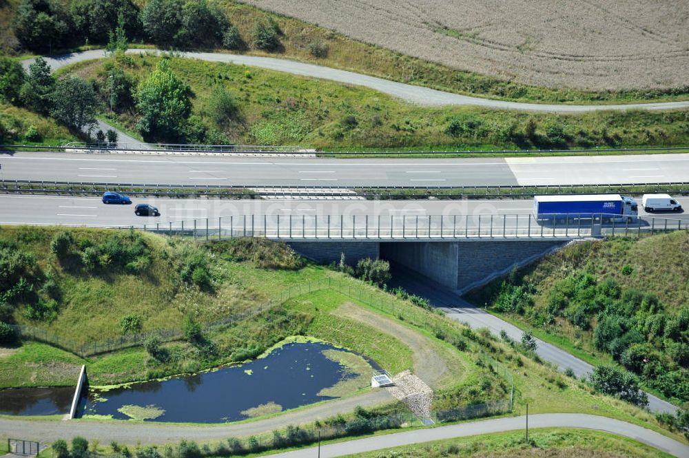 Oschitz von oben - Bauwerke und Streckenführung der BAB Bundesautobahn A9 bei Oschitz in Thüringen