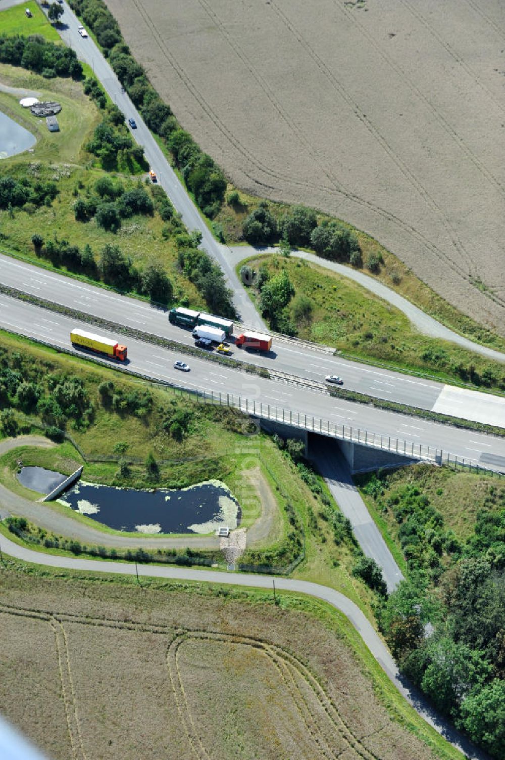 Oschitz aus der Vogelperspektive: Bauwerke und Streckenführung der BAB Bundesautobahn A9 bei Oschitz in Thüringen