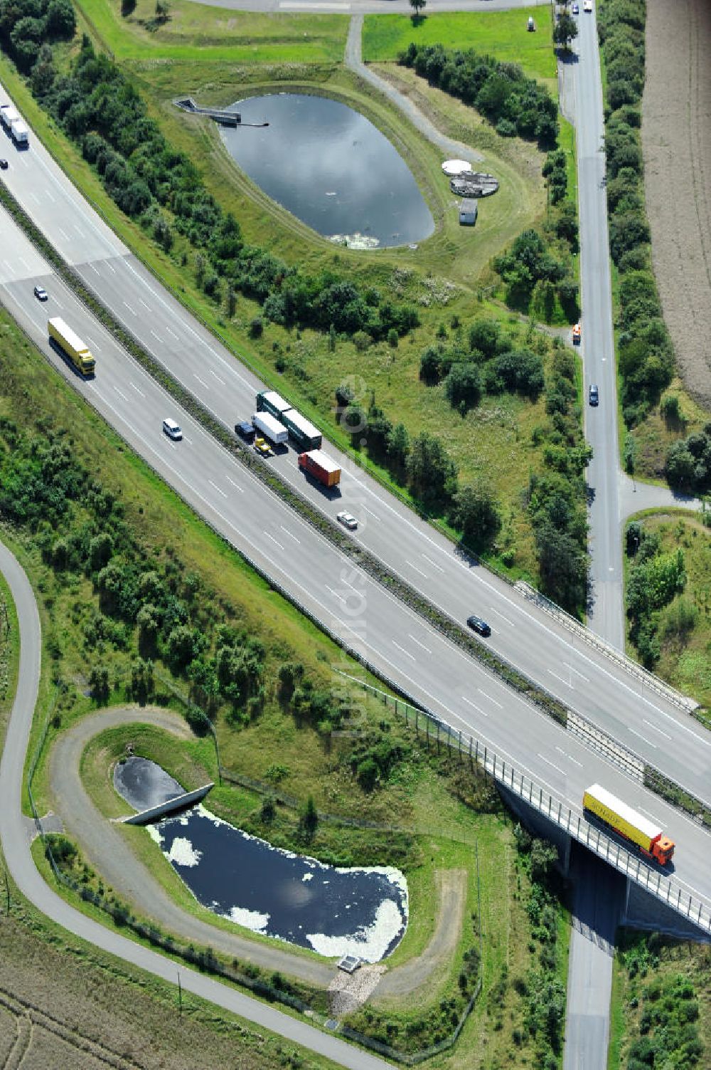 Luftbild Oschitz - Bauwerke und Streckenführung der BAB Bundesautobahn A9 bei Oschitz in Thüringen