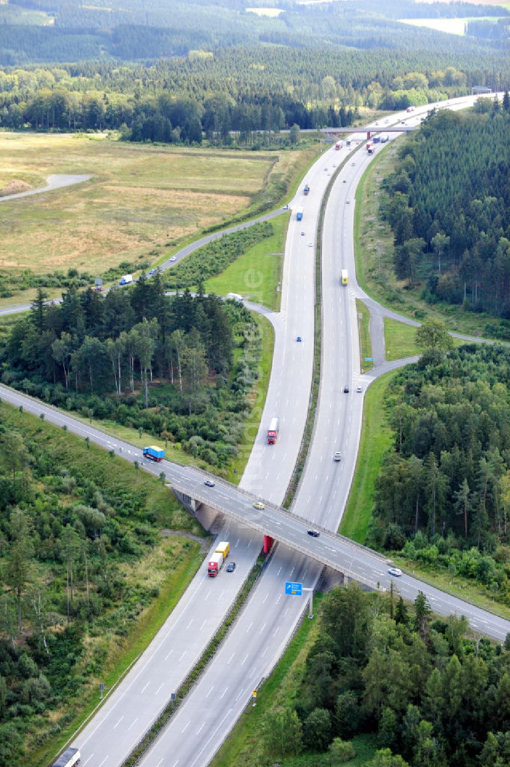 Luftaufnahme Oschitz - Bauwerke und Streckenführung der BAB Bundesautobahn A9 bei Oschitz in Thüringen