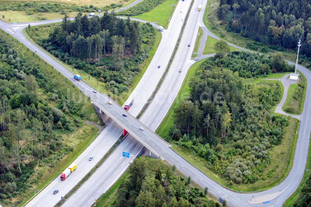 Oschitz von oben - Bauwerke und Streckenführung der BAB Bundesautobahn A9 bei Oschitz in Thüringen