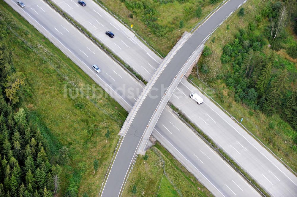 Luftaufnahme Oschitz - Bauwerke und Streckenführung der BAB Bundesautobahn A9 bei Oschitz in Thüringen